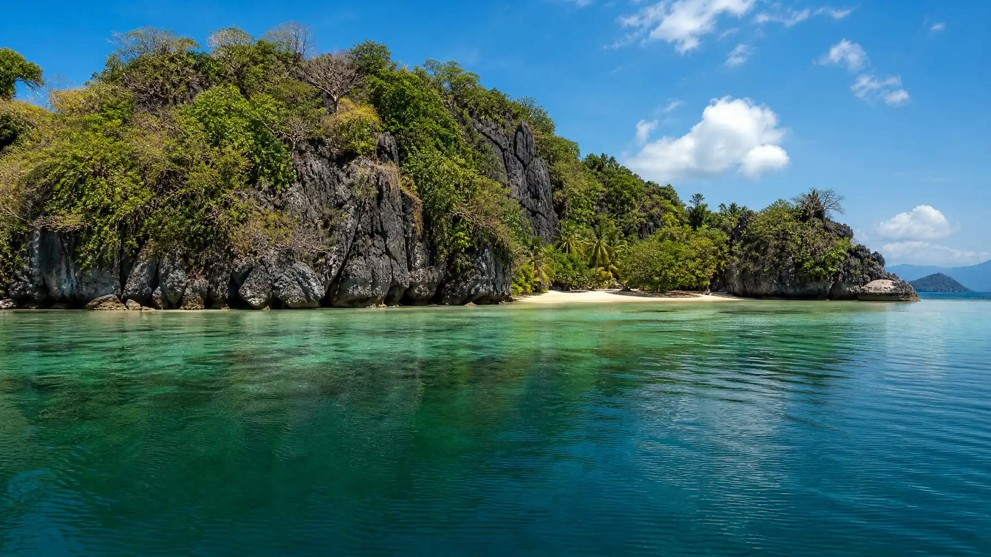 Die Honda Bay ist Puerto Princesas wichtigstes Inselhopping-Gebiet. Sie können schwimmen, schnorcheln und auf Sandbänken entspannen – nur 45 Minuten Fahrt vom Stadtzentrum entfernt.