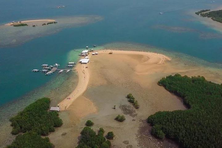 Luftaufnahme einer Sandbankinsel mit Booten und klarem Wasser ringsum