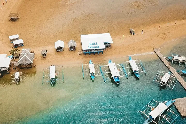 Luftaufnahme von Luli Island mit angelegten Auslegerbooten und Strandanlagen